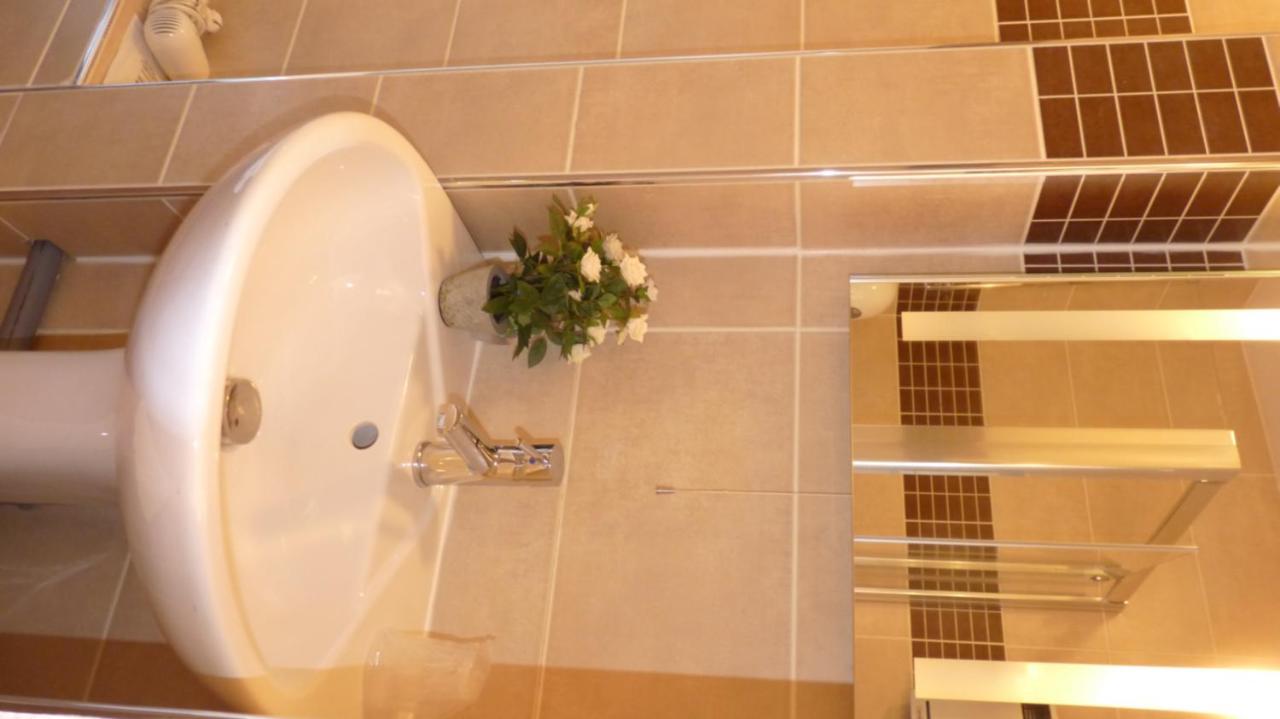 Hotel-Restaurant La P'Tite Auberge Lillebonne Εξωτερικό φωτογραφία